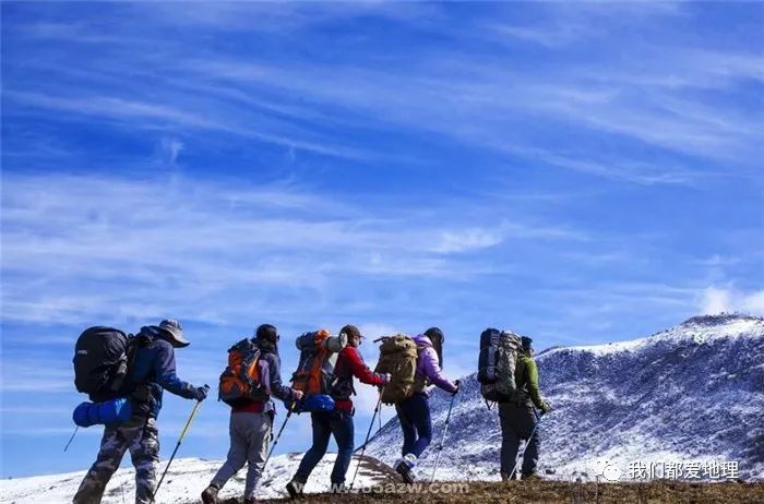 太阳能背包用于户外登山或旅行