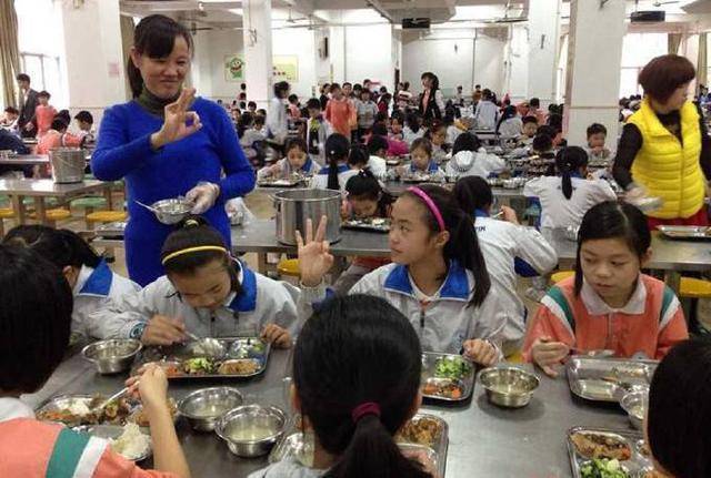 电动玩具食堂吃饭