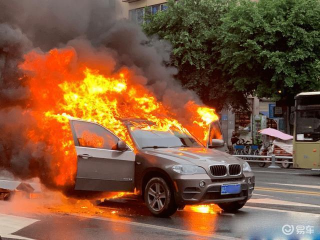 深圳一商场地下停车场电车自燃